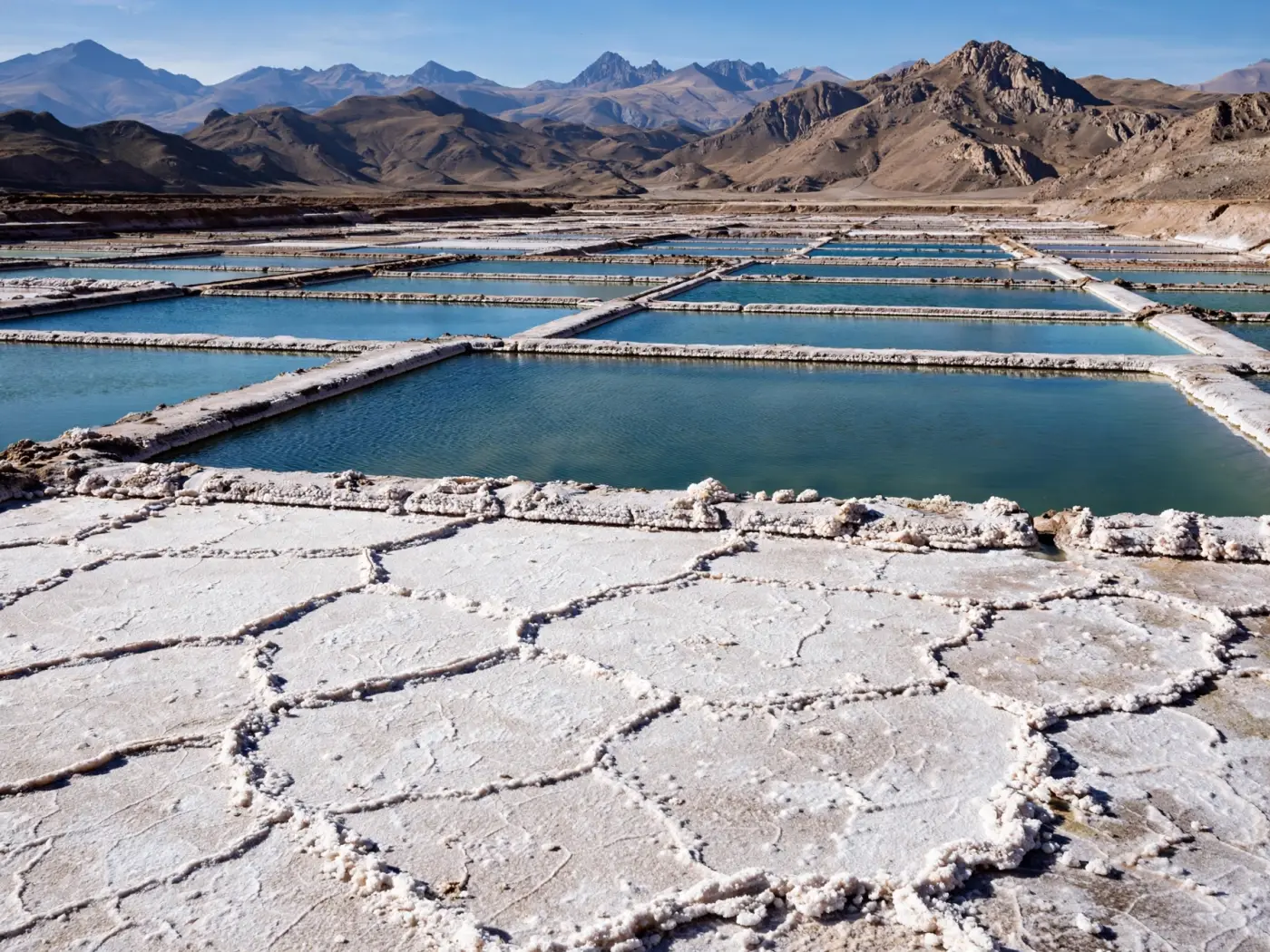 Piletas de evaporación en el Salar de Pastos Grandes, provincia de Salta